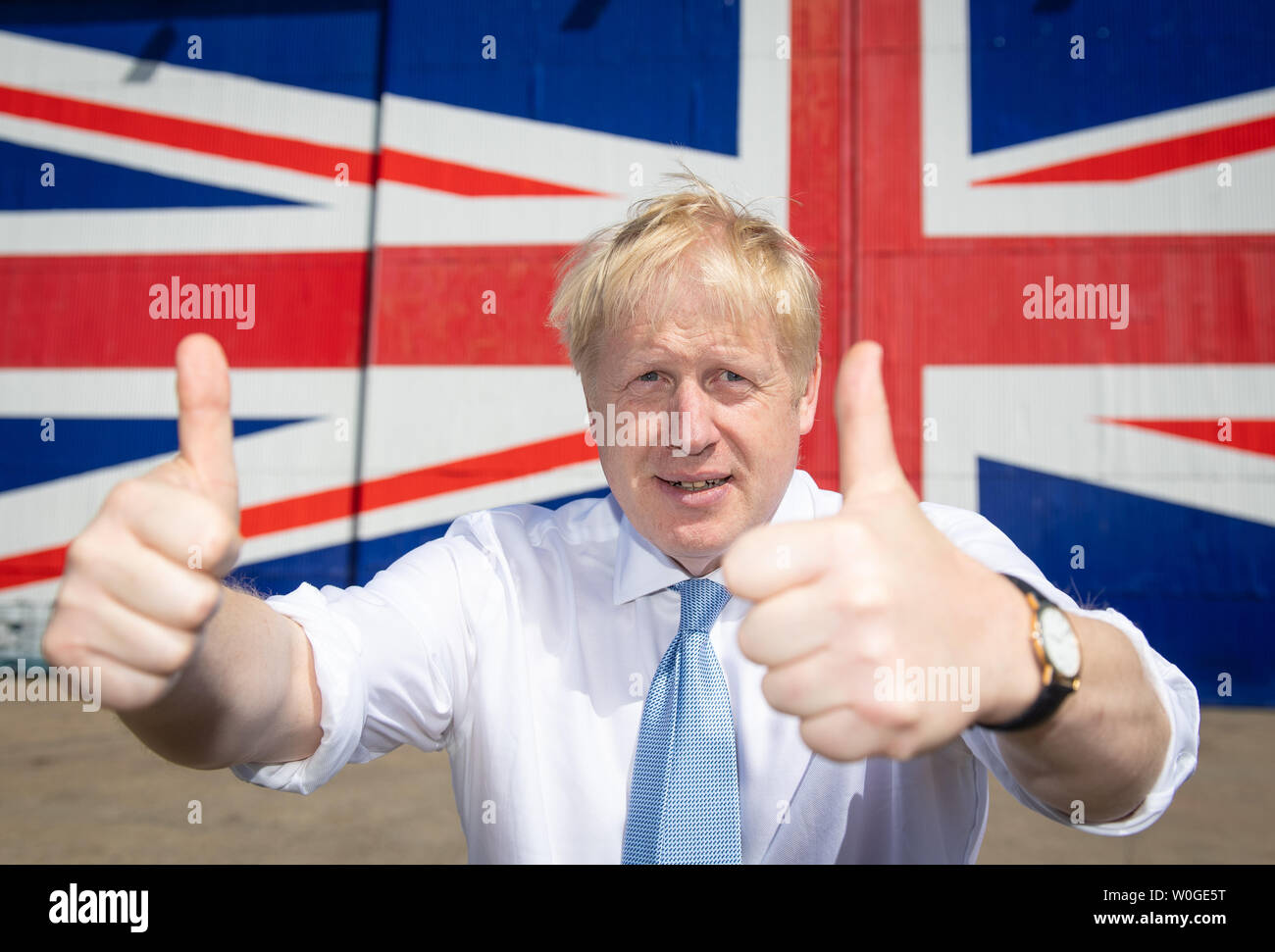 La direction du parti conservateur, Boris Johnson, concurrent de pose pour une photo à l'Wight Shipyard Company à Venture Quay au cours d'une visite à l'île de Wight. Banque D'Images