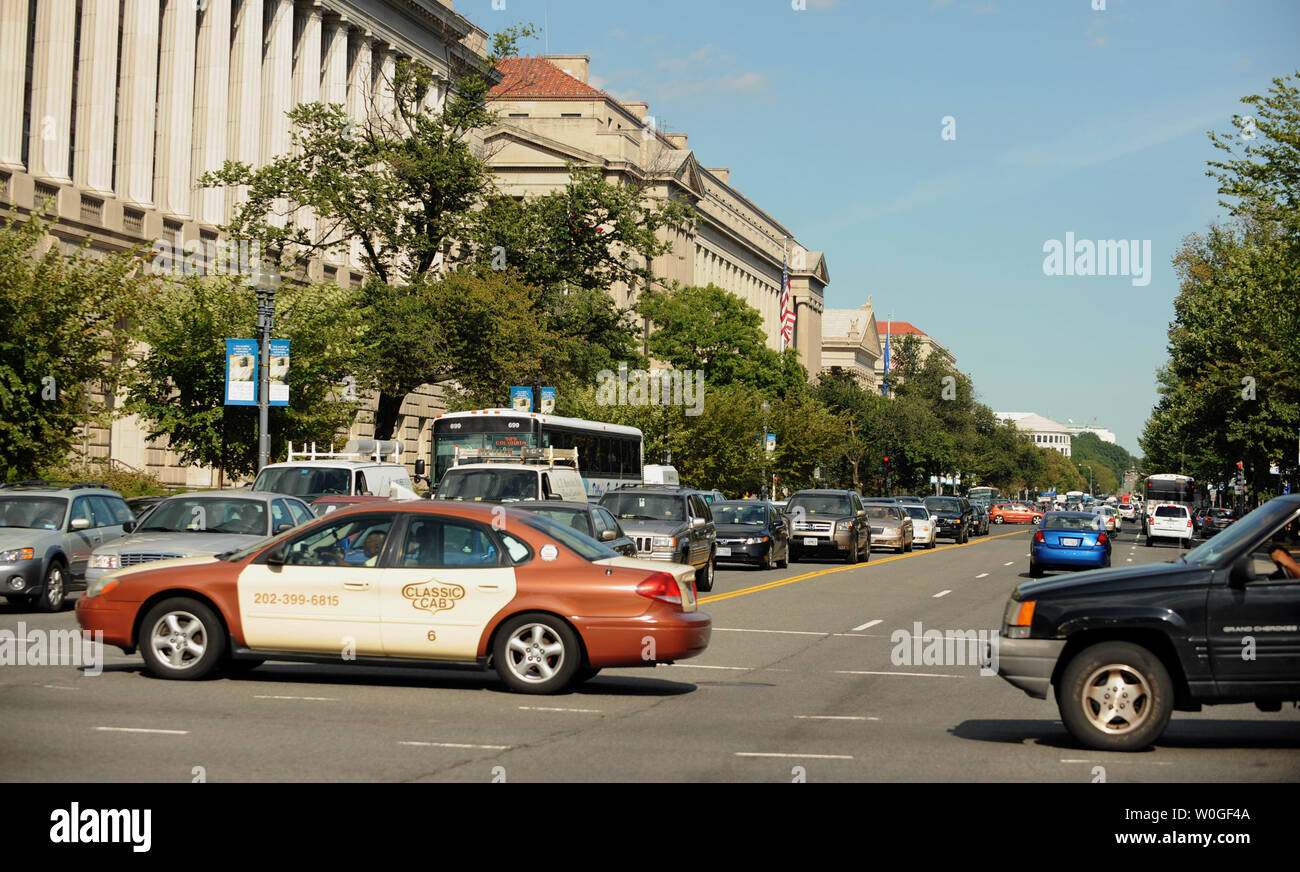 Voitures d'encrasser l'intersection de la 12e Rue et de la Constitution, NE, que l'impasse s'ensuit après la région de Washington, DC, ont estimé les effets d'un séisme de magnitude 5,9 qui a frappé minéral, Virginie, le 23 août 2011. De nombreuses personnes ont décidé de partir pour la maison après le séisme a secoué les bâtiments et les nerfs autour de 14h00 la création d'un cauchemar de la circulation. UPI/Roger L. Wollenberg Banque D'Images