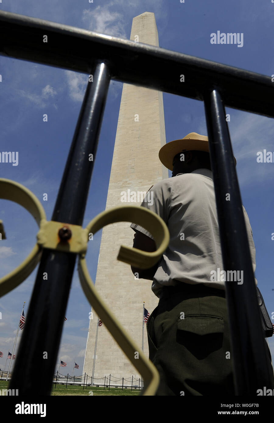 Un Ranger du Service des parcs nationaux est à proximité, ainsi que le Washington Monument reste fermé au public après un séisme de magnitude 5,9 dans la région de Virginia a provoqué des fissures dans la partie supérieure du monument de Washington, DC, le 24 août 2011. UPI/Roger L. Wollenberg Banque D'Images