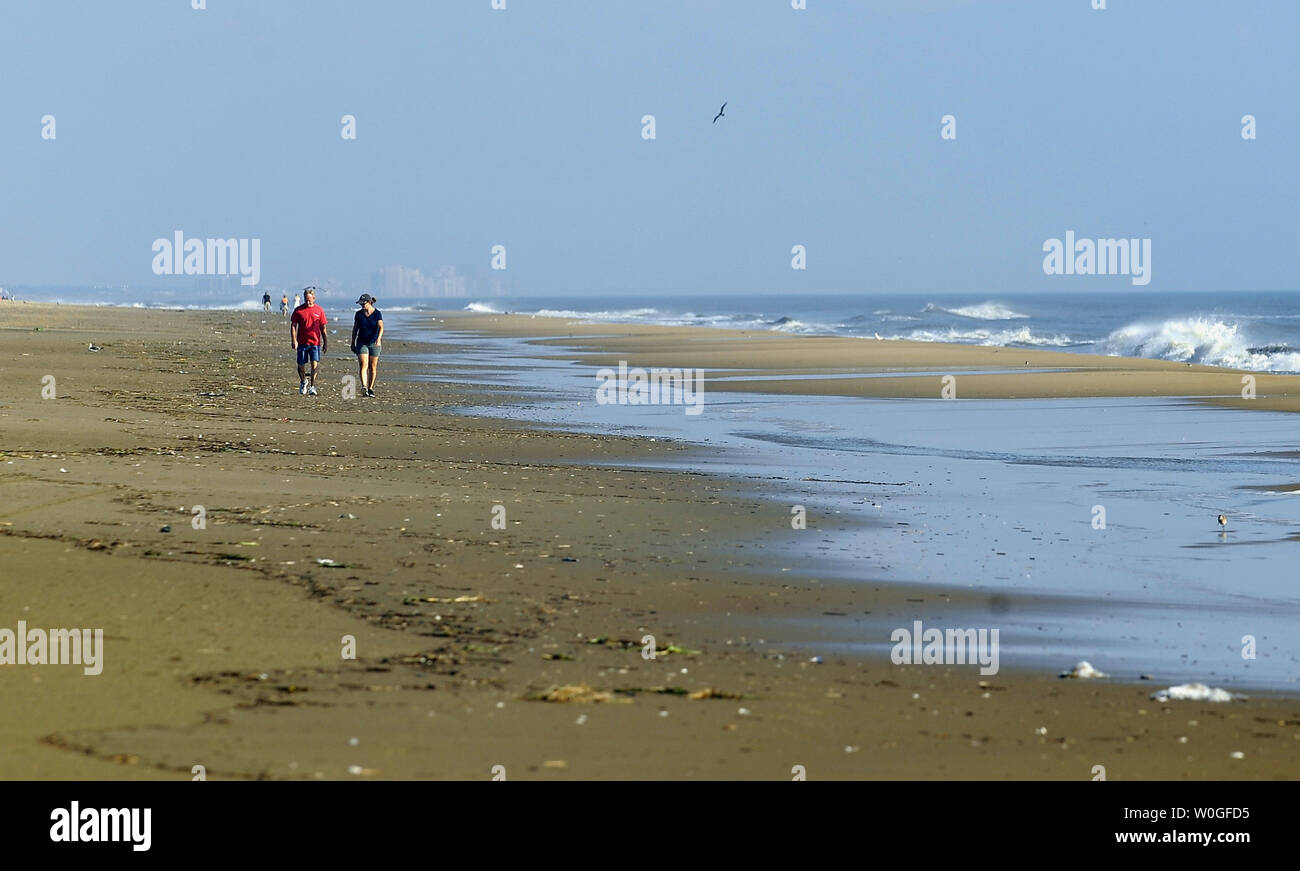 Un couple près de promenades le long de la plage déserte à Sandbridge, près de Virginia Beach, en Virginie, le 28 août 2011. Irene est blâmé pour jusqu'à huit décès en dépit de relativement peu de dégâts en Caroline du Nord et en Virginie. Irene est en ce moment coups de la Nouvelle Angleterre. UPI/Roger L. Wollenberg Banque D'Images