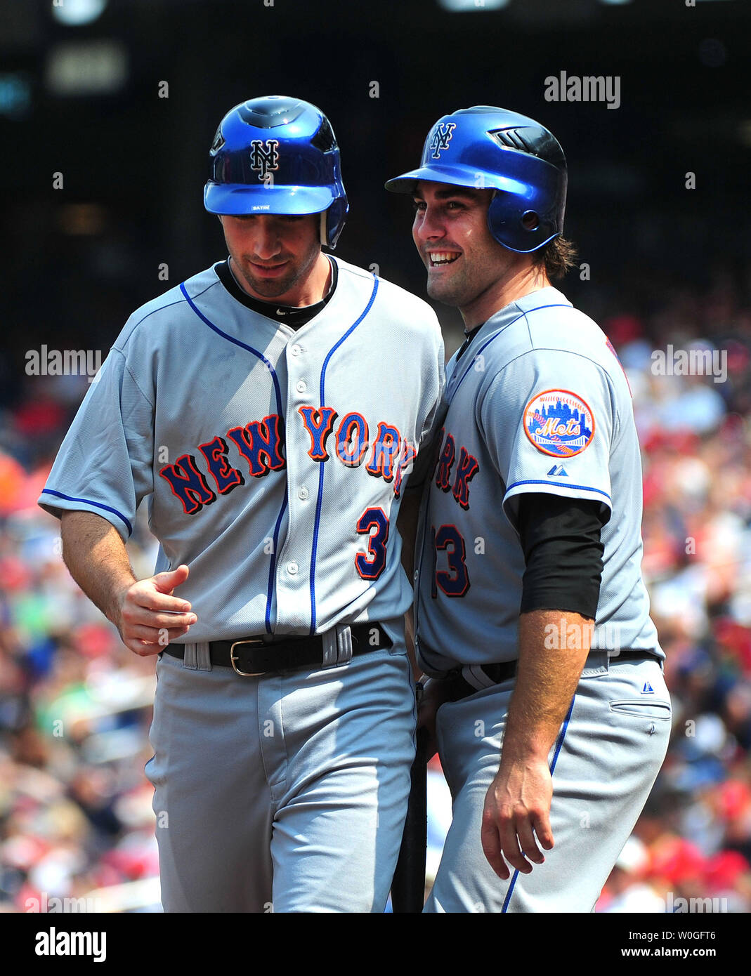 New York Mets' catcher Mike Nickeas (R) et Josh se réunissent au Satin accueil après les deux marqué au large d'un single de Ruben Tejada au cours de la troisième manche contre les Nationals de Washington au Championnat National Park à Washington le 4 septembre 2011. UPI/Kevin Dietsch Banque D'Images