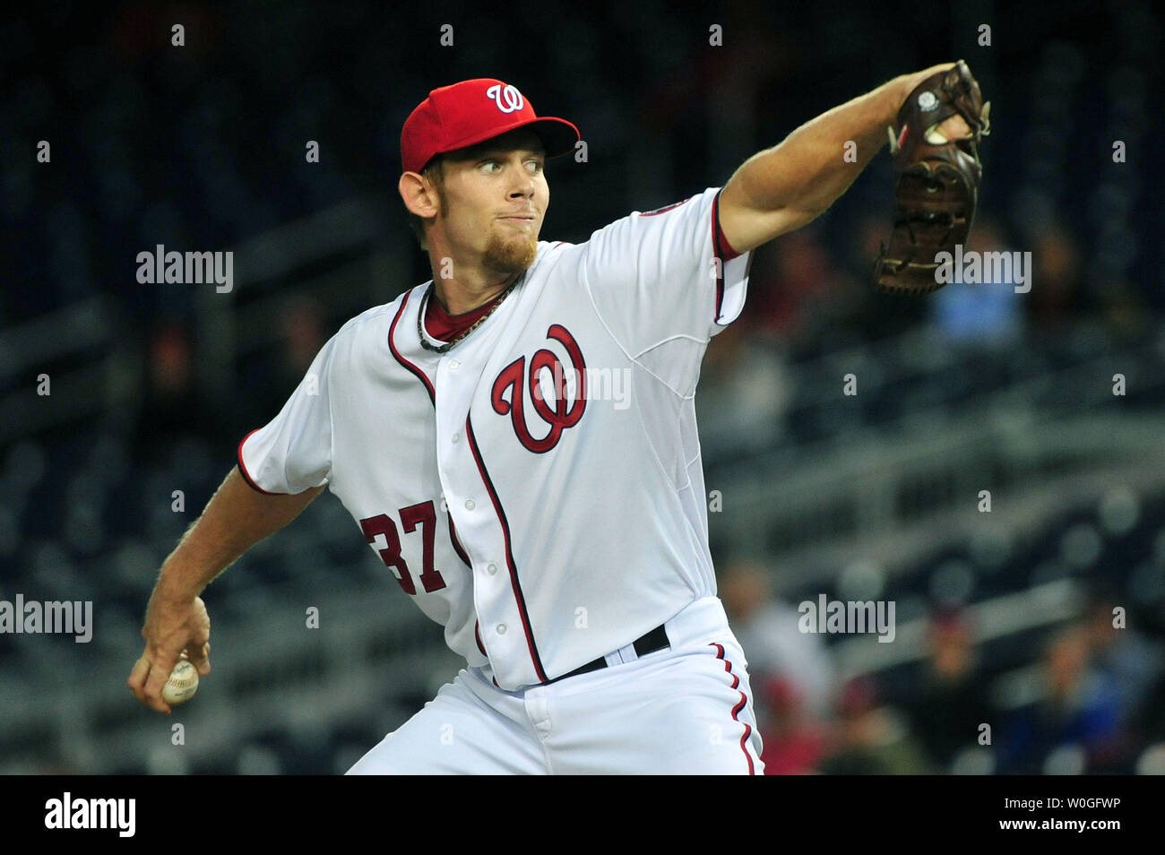 Nationals de Washington pitcher Stephen Strasburg emplacements contre les Dodgers de Los Angeles au cours de la deuxième manche au Championnat National Park à Washington le 6 septembre 2011. UPI/Kevin Dietsch Banque D'Images