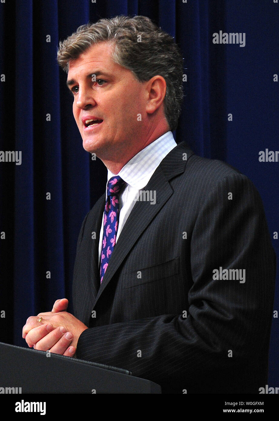 Directeur Jim Whitaker parle avant une projection du documentaire "naissance", dans le Eisenhower Executive Office Building à Washington, D.C. le 7 septembre 2011. Le film raconte la vie de cinq personnes directement touchées par les événements du 11 septembre 2001. UPI/Kevin Dietsch Banque D'Images