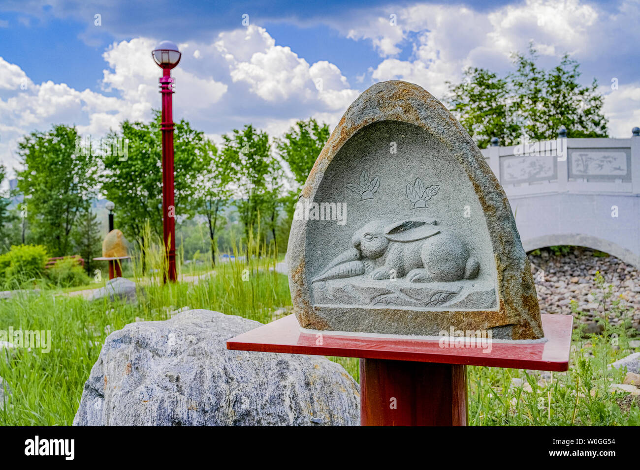 Sculpté en pierre, symbole Chinois de zodiaque, l'année de lapin, Jardin Chinois, Louise McKinney Riverfront Park, Edmonton, Alberta, Canada Banque D'Images