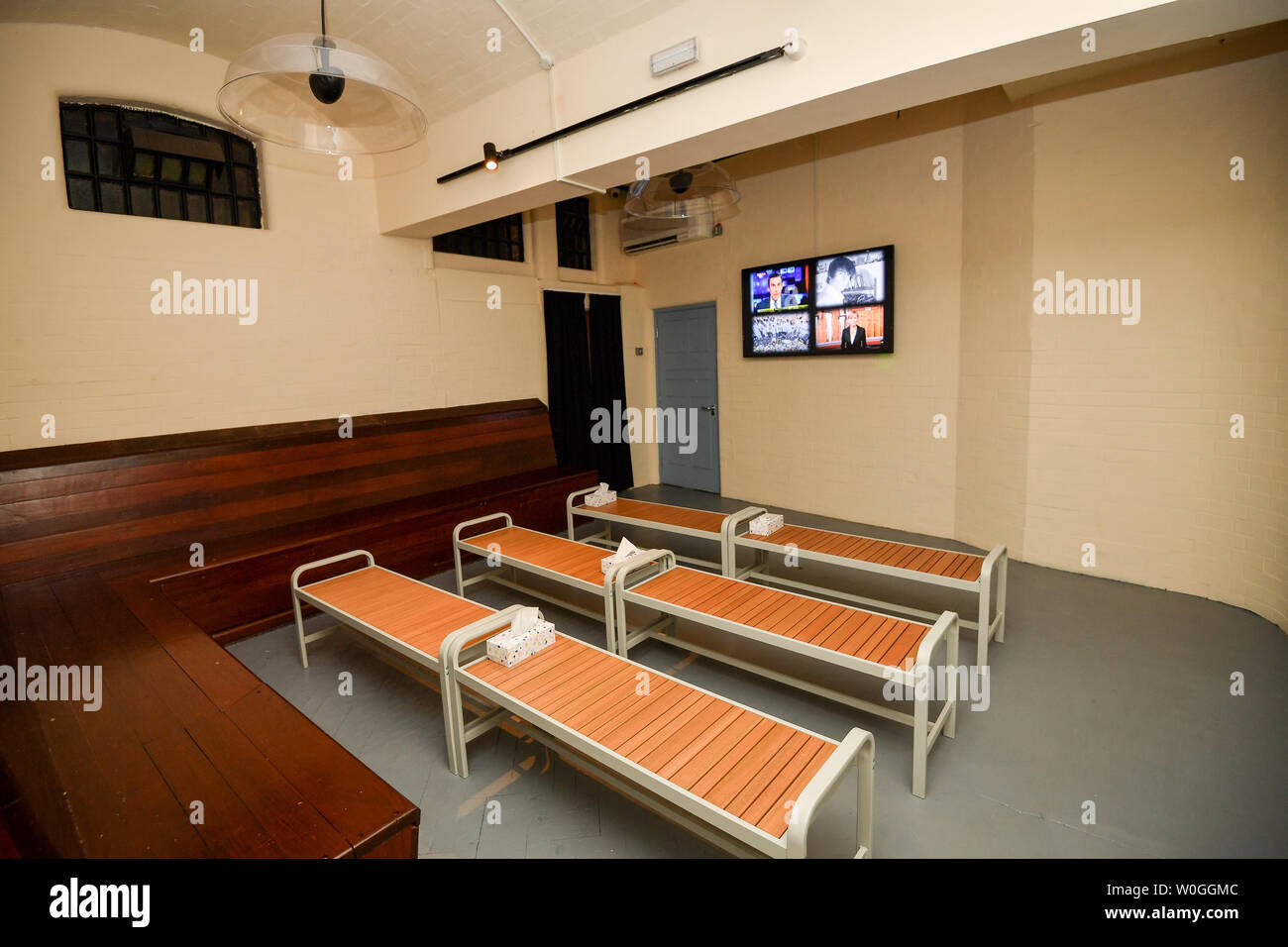 Une salle de cinéma qui diffuse des images de vidéosurveillance de l'attaque de Ben Kinsella, de même que la couverture médiatique qui a suivi, à Nottingham, Nottingham Musée national de justice, où Brooke Kinsella est aujourd'hui le lancement d'un nouveau couteau anti-crime center, avec les autres membres de la famille Ben Kinsella. Banque D'Images