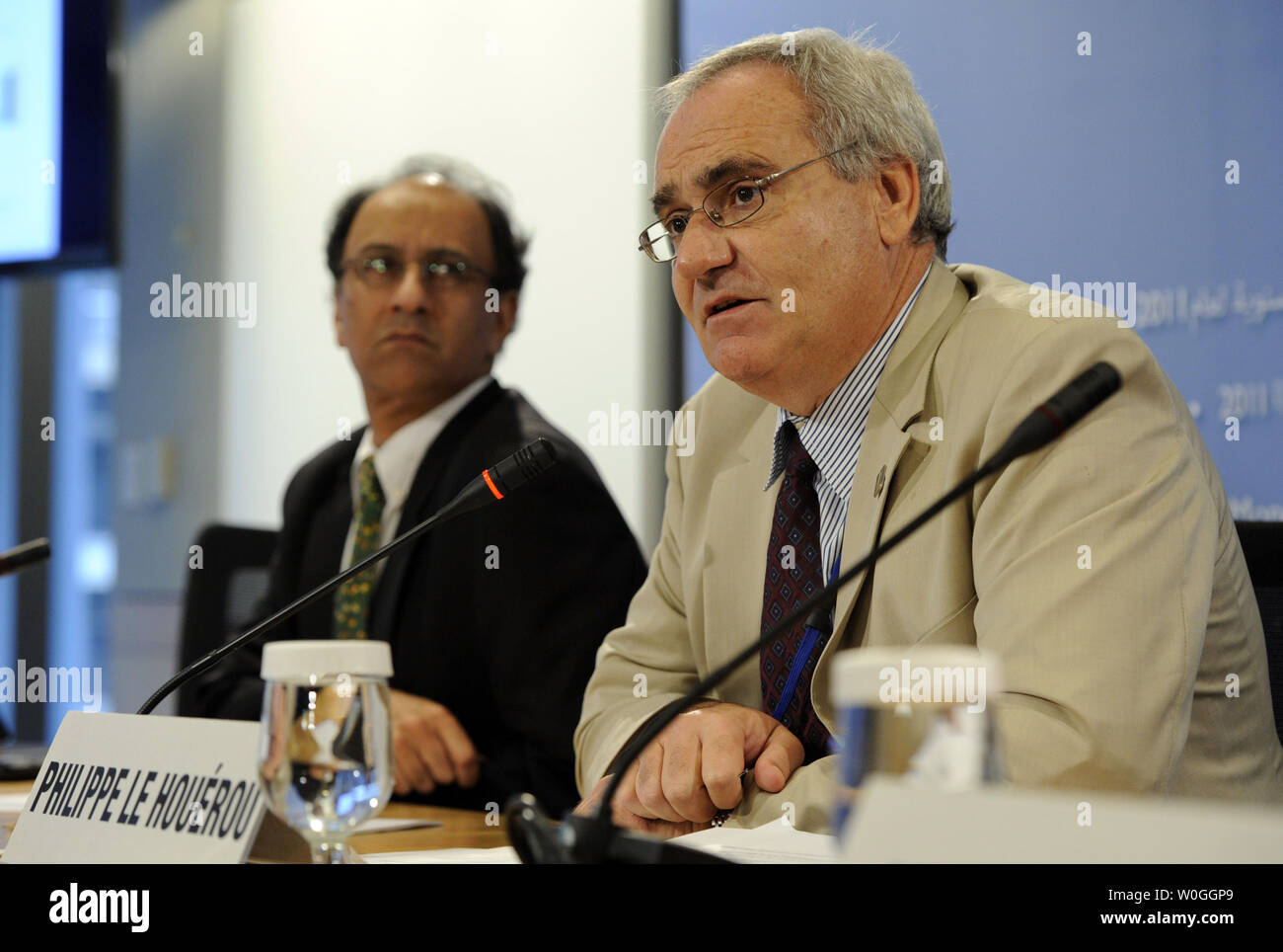 Philippe Le Houérou, Vice-Président de la Banque mondiale pour l'Europe et l'Asie centrale (R), et Indermit Gill, chef économiste de la Banque mondiale pour l'Europe et l'Asie centrale, bref les journalistes sur l'état de l'économie de l'Asie centrale au cours de la Banque mondiale et Fonds monétaire international réunions annuelles à Washington, DC, le 23 septembre 2011. UPI/Roger L. Wollenberg Banque D'Images