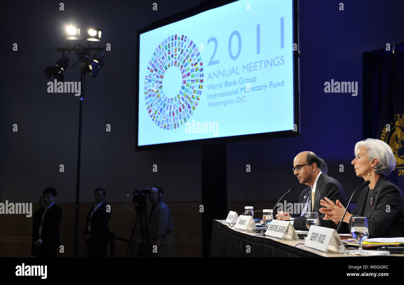 Tharman Shanmugaratnam président du CMFI (L) et le directeur général du FMI, Christine Lagarde, participer à une conférence de presse au cours de la Banque mondiale et Fonds monétaire international réunions annuelles à Washington, DC, le 24 septembre 2011. UPI/Roger L. Wollenberg Banque D'Images