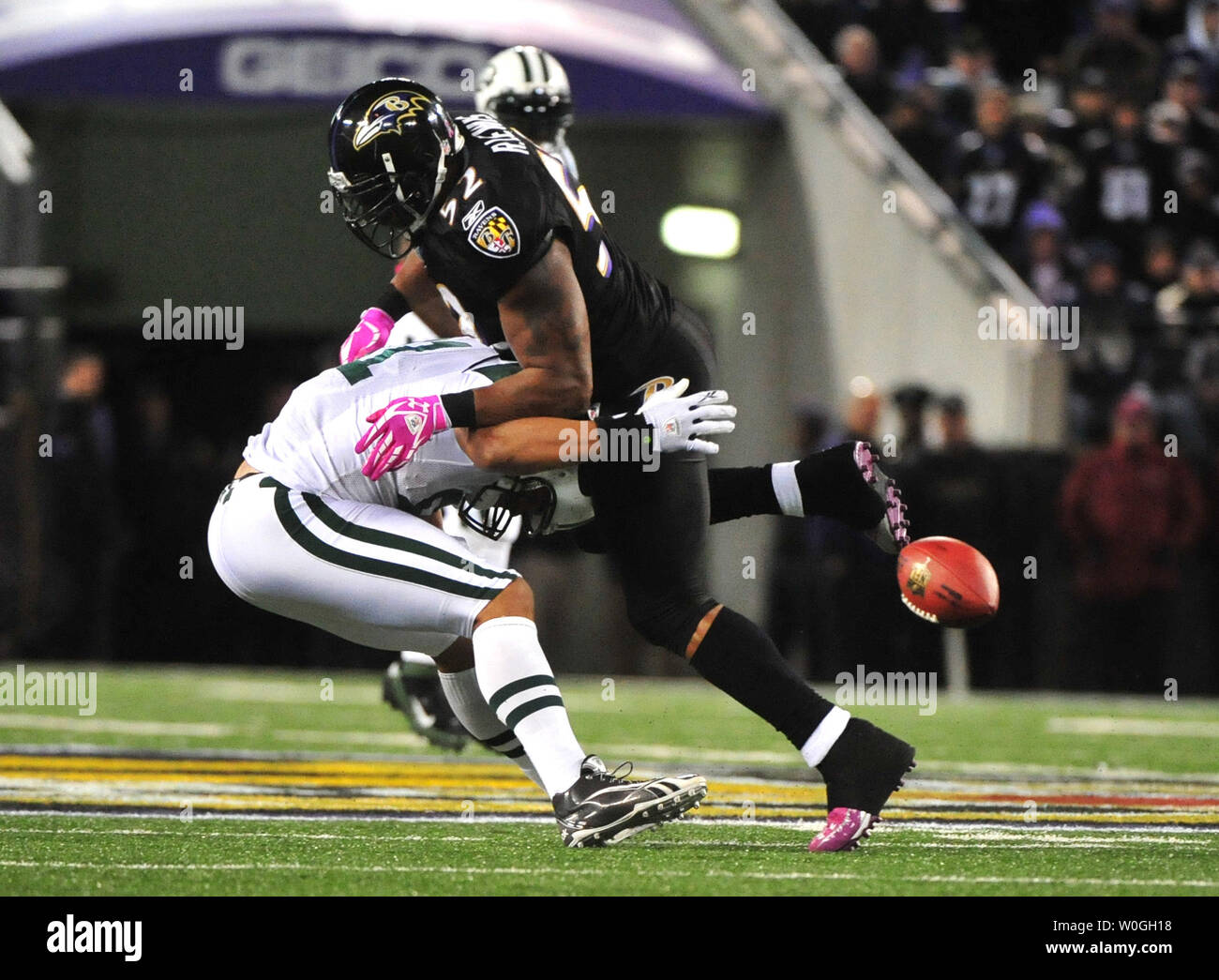 Baltimore Ravens' Ray Lewis s'attaque à New York Jets' Dustin Keller au cours du quatrième trimestre au M&T Bank Stadium à Baltimore le 2 octobre 2011. Les Ravens défait les Jets 34-17. UPI/Kevin Dietsch Banque D'Images