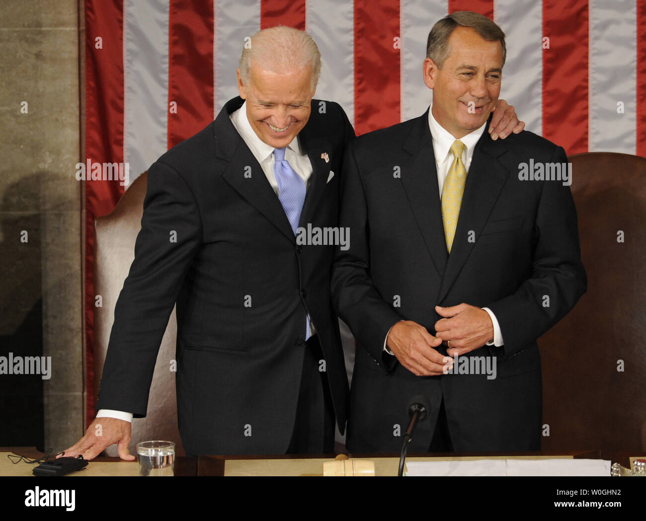 Le Vice-président américain Joe Biden (R) met son bras autour de la présidente de la Chambre John Boehner (R-OH) alors qu'ils attendaient l'arrivée de président sud-coréen Lee Myung-bak pour aborder une réunion conjointe du Congrès américain , le 13 octobre 2011, sur la colline du Capitole, à Washington, DC. Plus tôt Lee a été accueillie à la Maison Blanche par le président Barack Obama. UPI/Mike Theiler Banque D'Images
