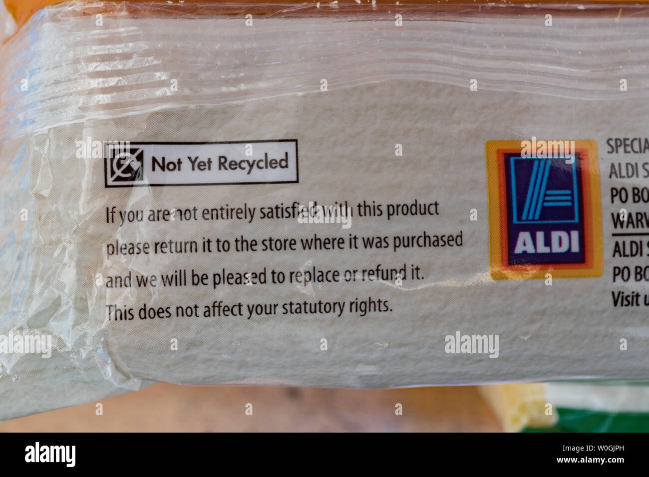 Les aliments secs dans des emballages plastiques non recyclables. UK Banque D'Images