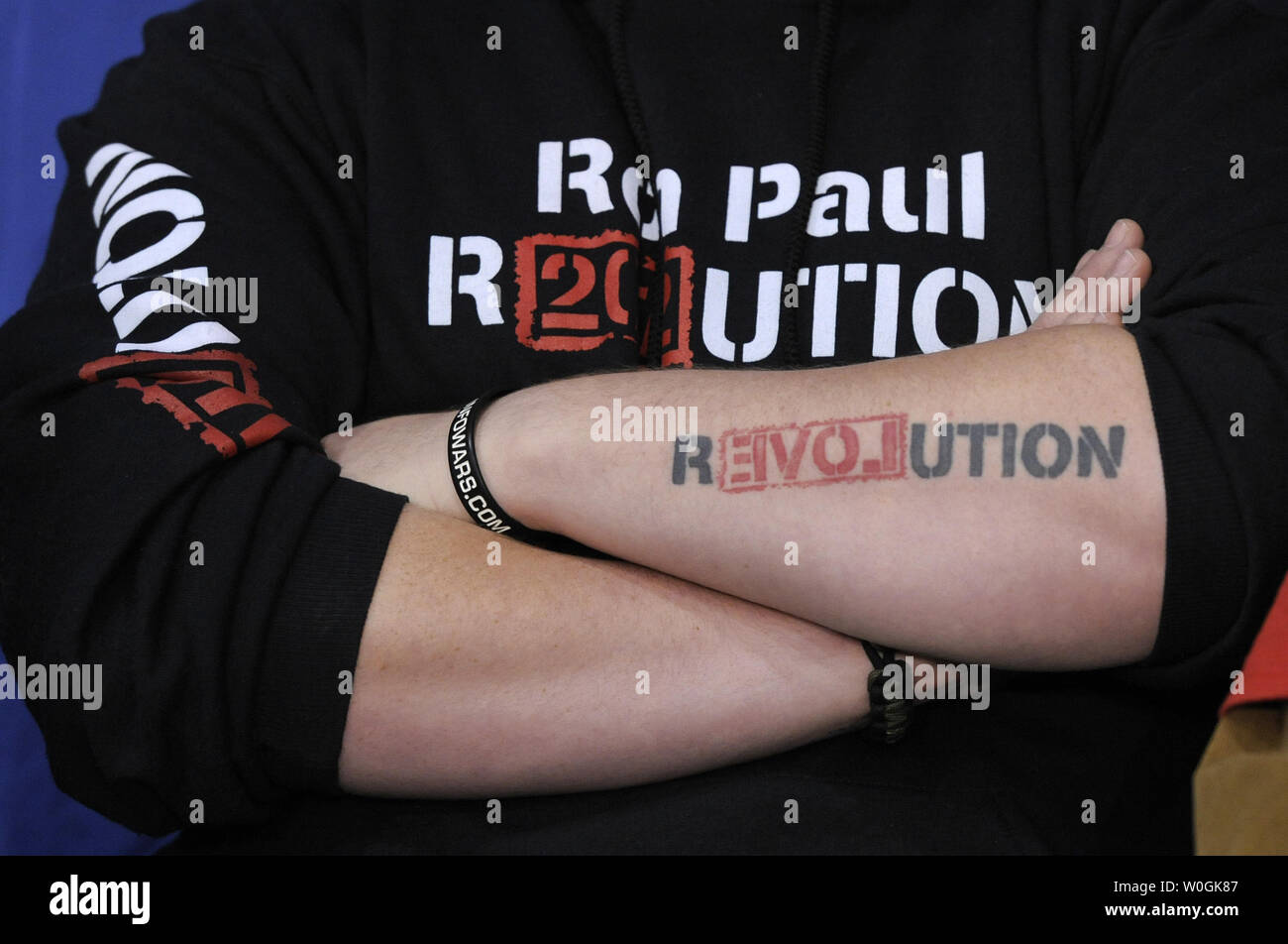 Un partisan du candidat présidentiel républicain 2012 et Rép. du Texas Ron Paul sports une 'révolution' tattoo à un salut aux anciens combattants rassemblement à Des Moines, Iowa, le 28 décembre 2011, à l'avance de l'Iowa's premier-dans-le-nation de caucus, Janvier 3,2012. UPI/Mike Theiler Banque D'Images