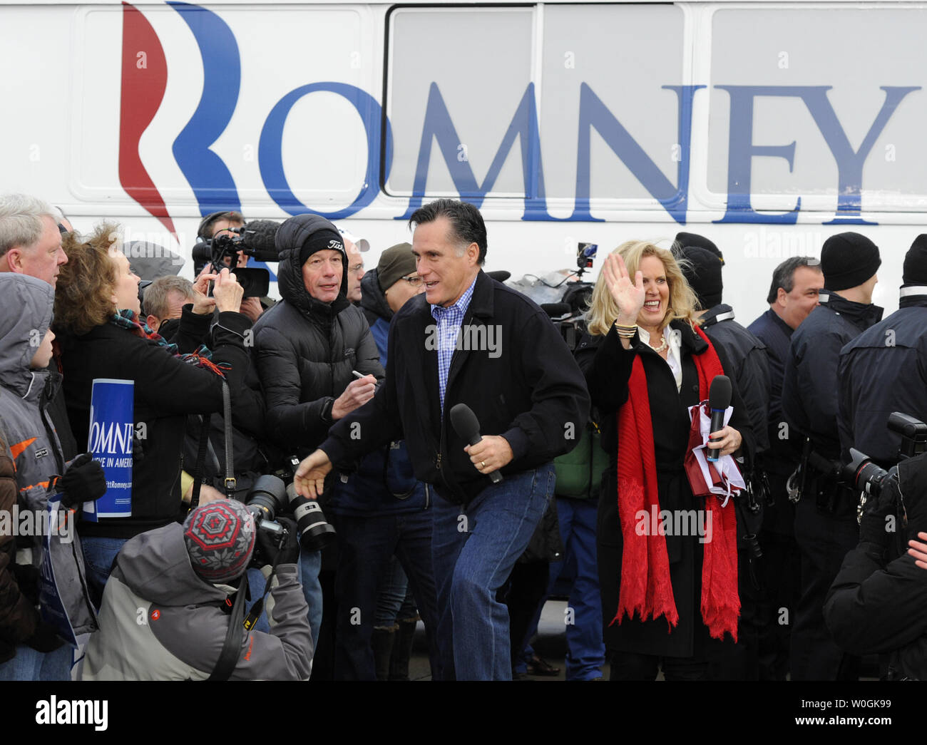 2012 républicain candidat à la présidence et ancien gouverneur du Massachusetts. Mitt Romney partisans accueille avec sa femme Ann qu'ils arrivent à une campagne s'arrêtent devant l'épicerie de West Des Moines, Iowa, le 30 décembre 2011. Les sondages indiquent que Romney a une légère avance sur adversaires Texas Rempl. Ron Paul, ancien sénateur Pennsylvanie Rick Santorum et ancien président de la Chambre Newt Gingrich, dans l'avance de l'Iowa's premier-dans-le-nation de caucus, le 3 janvier 2012. UPI/Mike Theiler Banque D'Images