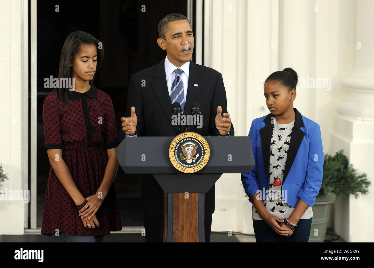 Le président des États-Unis, Barack Obama, la réhabilitation de la liberté, la dinde de Thanksgiving, dans une cérémonie sur le portique nord de la Maison Blanche à Washington le 23 novembre 2011. Avec lui les filles Malia et Sasha (L) (R). UPI/Roger L. Wollenberg Banque D'Images