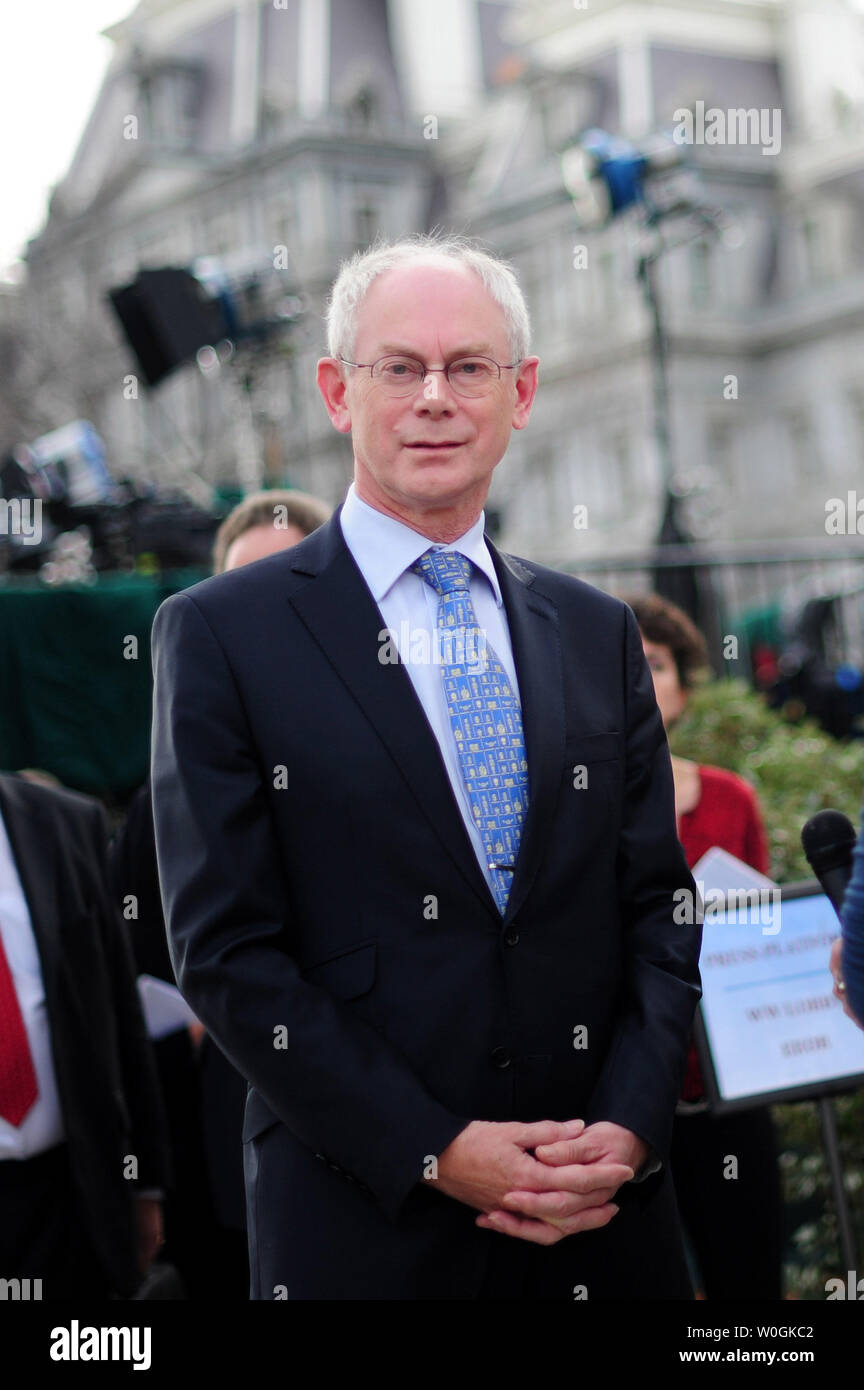 Président du Conseil européen Herman Van Rompuy quitte la Maison Blanche à la suite d'une rencontre le président américain Barack Obama et les autres dirigeants de l'UE à Washington le 28 novembre 2011. UPI/Kevin Dietsch Banque D'Images