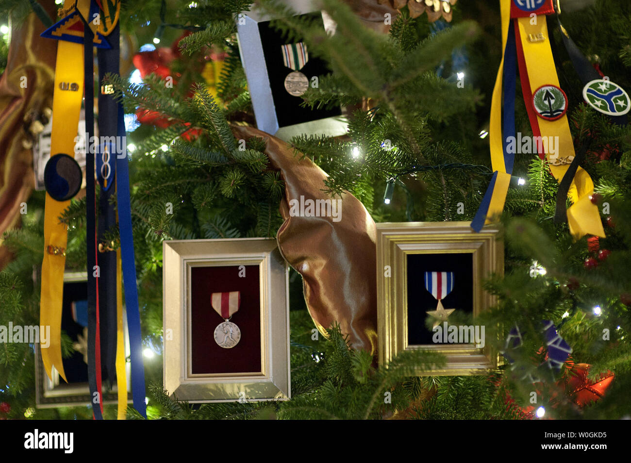 Des correctifs et des médailles militaires sont utilisés comme des décorations de Noël sur l'arbre généalogique au cours d'une maison de vacances aperçu de décoration à la Maison Blanche à Washington le 30 novembre 2011. UPI/Kevin Dietsch Banque D'Images