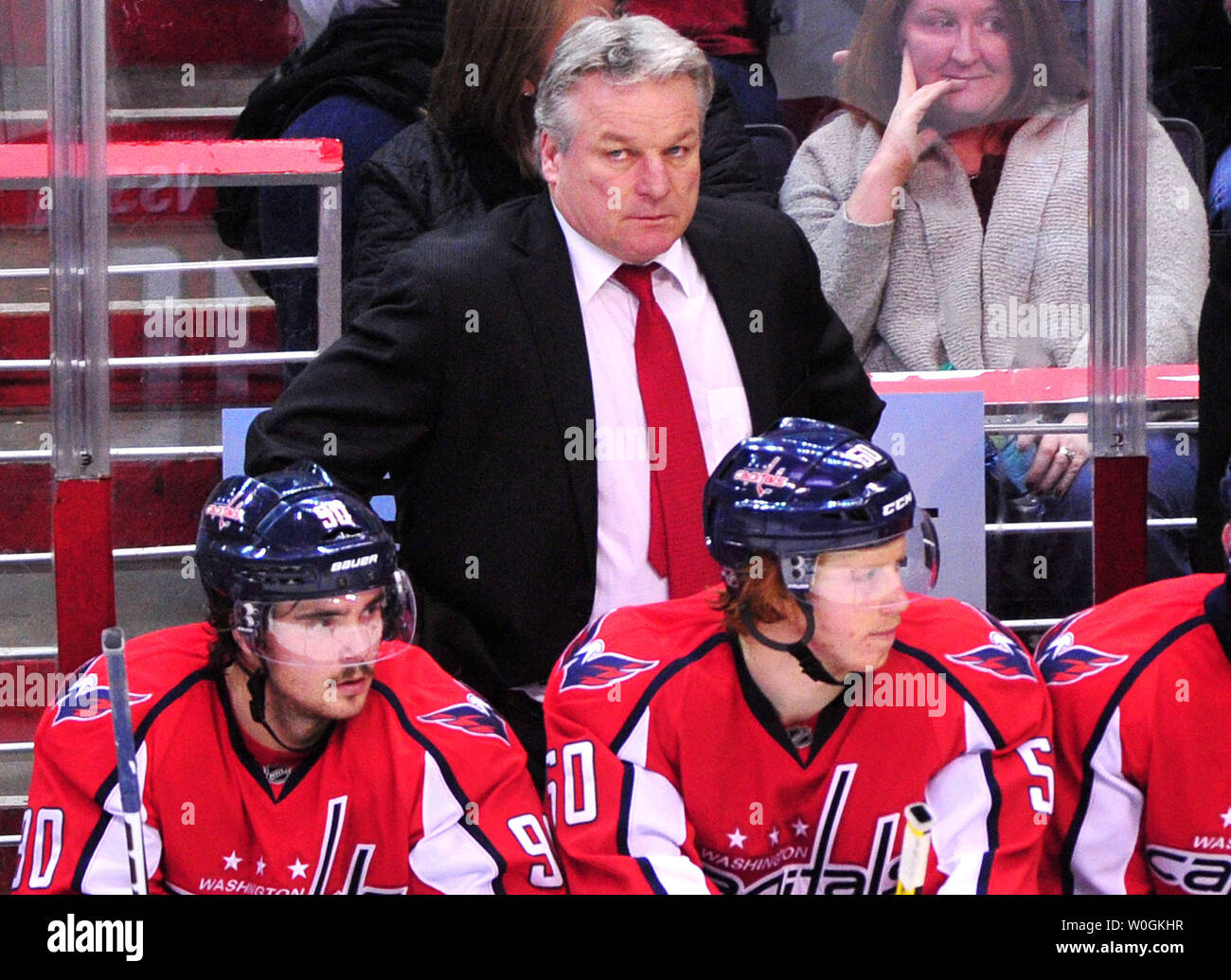 L'entraîneur-chef des Capitals de Washington Dale Hunter mène son équipe contre les Penguins de Pittsburgh au cours de la deuxième période à la Verizon Center à Washington le 1 décembre 2011. UPI/Kevin Dietsch Banque D'Images