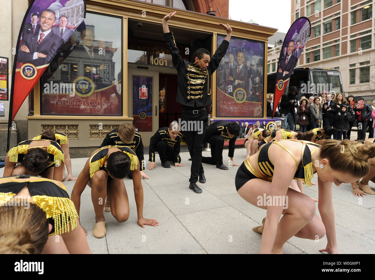 Danseurs dans des costumes sur le thème de Michael Jackson dance en face de Madame Tussauds Wax Museum célèbre pour lancer une exposition itinérante de la 'King of Pop'' et dévoilement d'une cire de deux pieds de haut réplique de la singer's iconic glove, le 21 janvier 2012, à Washington D.C., L'inauguration marque le 40e anniversaire de Jackson est le premier en solo le 24 janvier 1972. UPI/Mike Theiler Banque D'Images