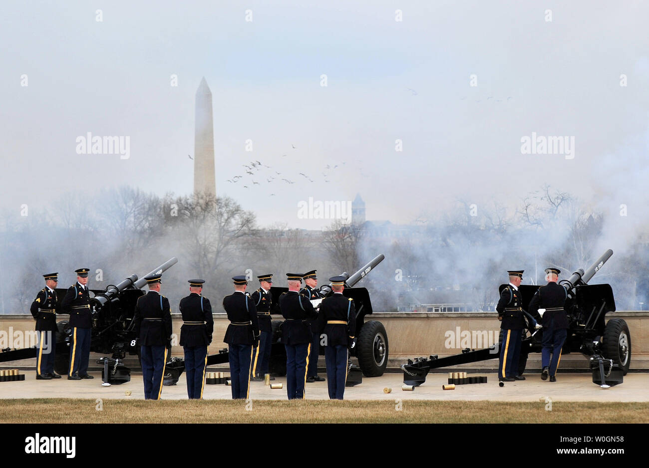 Les membres de l'armée de canons incendie tous les honneurs lors de la cérémonie d'arrivée pour le Vice-président chinois Xi Jinping à l'extérieur le Pentagone à Arlington, en Virginie, le 14 février 2012. UPI/Kevin Dietsch Banque D'Images