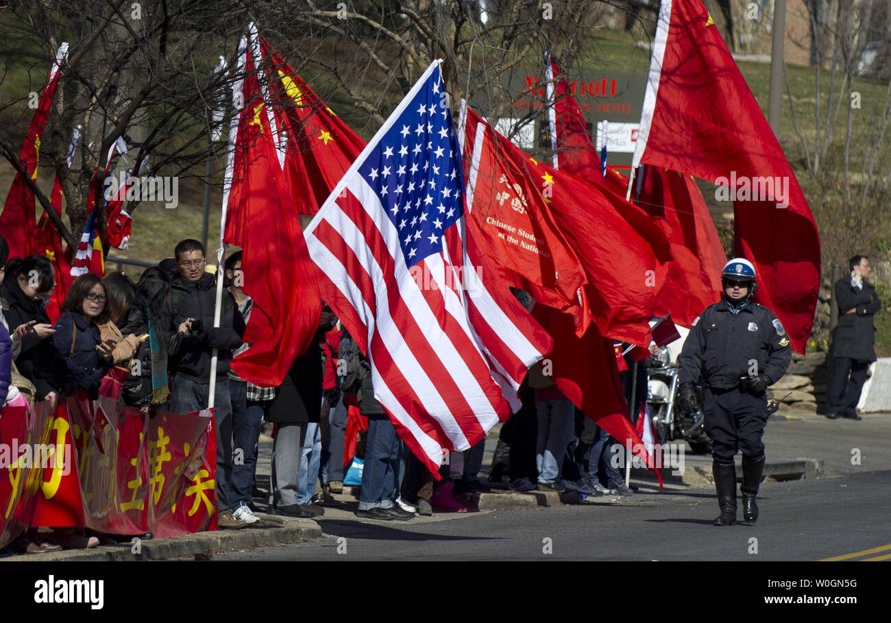 Rassemblement des partisans de la Chine à l'extérieur de l'Hôtel Marriott Wardman Park en tant que Vice-président chinois Xi Jinping parle à l'intérieur à Washignton D.C. le 15 février 2012. UPI/Kevin Dietsch Banque D'Images