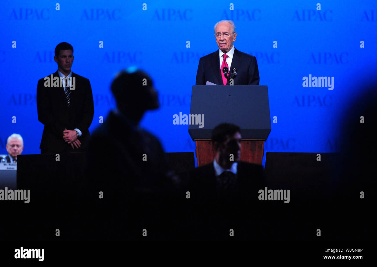 Le président israélien Shimon Peres est entouré par la presse alors qu'il prononce une allocution à l'AIPAC (The American Israel Public Affairs Committee) La Conférence politique à Washington, D.C. le 4 mars 2012. UPI/Kevin Dietsch Banque D'Images