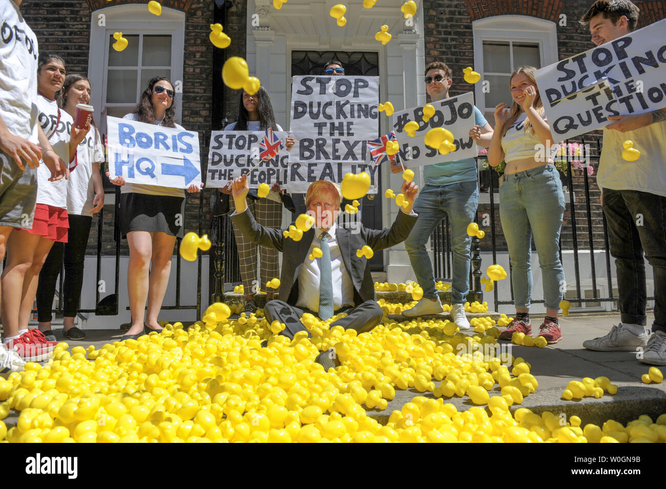 Londres, Angleterre. 27 Juin, 2019. Les membres de notre avenir, notre choix (OFOC) vidé 2000 canards en caoutchouc à l'extérieur du siège de Londres, Boris Johnson, un Banque D'Images