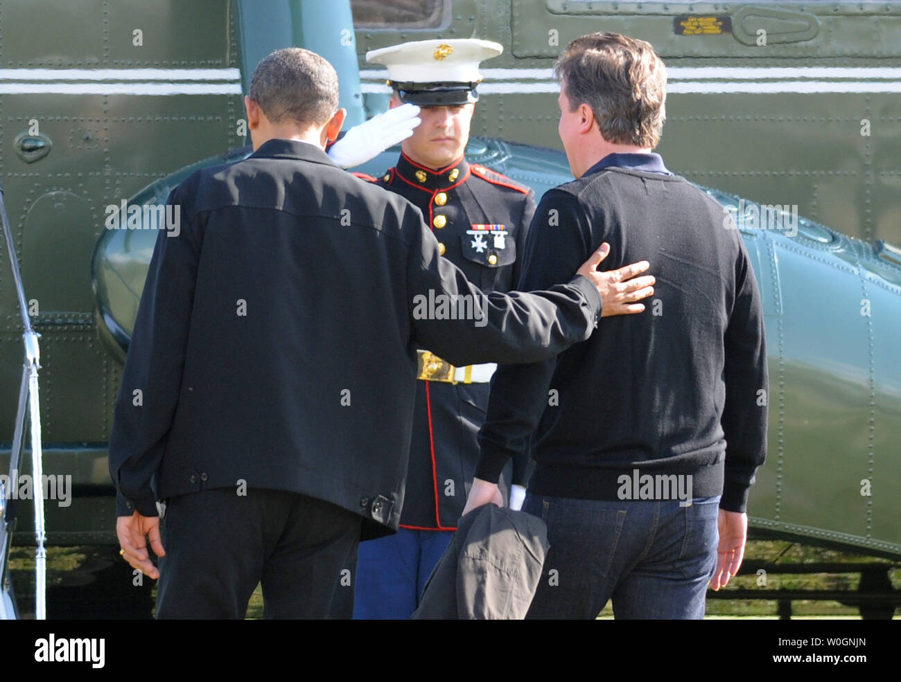 Le président des États-Unis, Barack Obama marche avec le Premier ministre britannique David Cameron (R) vers un hélicoptère maritime en tant qu'ils sont salués avant de partir de l'Ellipse le 13 mars 2012 à Washington, DC. Les deux dirigeants se rendent à Dayton (Ohio) à assister à un tournoi de NCAA de basket-ball. UPI/Pat Benic Banque D'Images