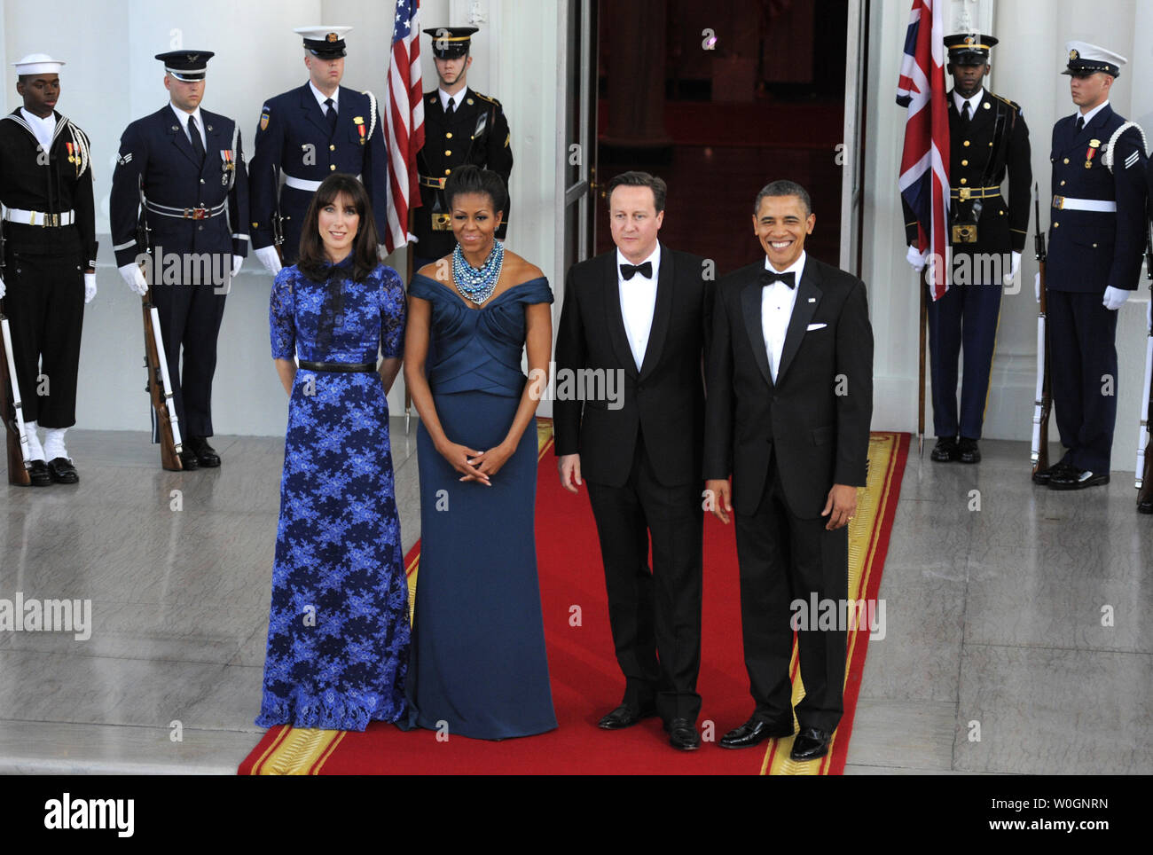 Le président américain Barack Obama (R) et la Première Dame Michelle Obama (2e,L) posent avec le Premier ministre britannique David Cameron et sa femme Samantha qu'ils arrivent à la Maison Blanche au nord du portique, pour un dîner d'État, le 14 mars 2012, à Washington, DC. Le dîner se termine une journée de réunions bilatérales sur la situation en Afghanistan, la façon de traiter la question nucléaire de l'Iran, des efforts humanitaires en Syrie, et les questions économiques à l'avance de la springs réunions du G8 aux États-Unis. UPI/Mike Theiler Banque D'Images