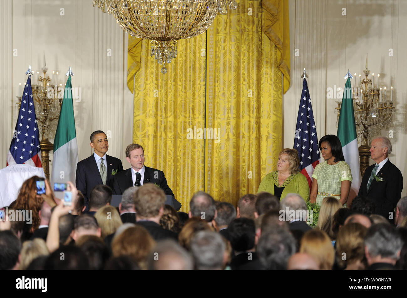 Le Premier ministre irlandais, Enda Kenny (2e,L) rend les commentaires comme le président américain Barack Obama est à l'écoute avec la Première Dame Michelle Obama (2e,R), Kenny's épouse Fionnuala (3e,R) et le Vice-président Joe Biden (R) au cours d'une réception dans l'East Room de la Maison Blanche, le 20 mars 2012, à Washington, DC. Les deux dirigeants ont conclu qu'une journée de travail consacrée à des discussions sur les questions économiques, le maintien de la paix de participations et les questions de politique étrangère comme la Syrie et l'Iran. UPI/Mike Theiler Banque D'Images