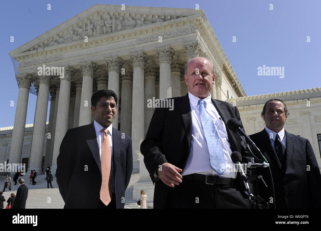 En faisant valoir l'avocat de la Fédération Nationale des Entreprises Indépendantes Michael Carvin (C) fait de commentaires devant la Cour suprême où les juges sont l'audition d'une deuxième journée d'arguments sur le président Barack Obama's Affordable Care Act, 27 mars 2012 à Washington, DC. L'écoute est avocat-conseil associé Hashim Mooppan (L) et propriétaire de petite entreprise Dave Klemencic de Ellentown, Virginie de l'Ouest, l'un des demandeurs. La controversée Loi sur les soins de santé a attiré des partisans et détracteurs de partout dans le pays et la Cour suprême tiendra une troisième journée d'audiences avant de décider plus tard dans l'année Banque D'Images