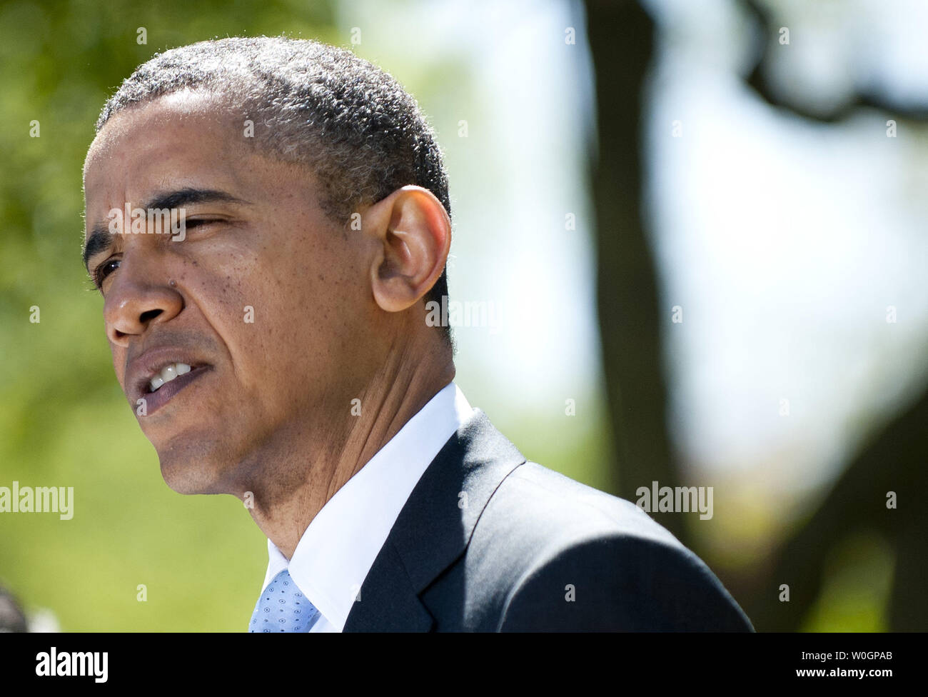 Le président des États-Unis, Barack Obama parle lors d'une conférence de presse avec le Premier ministre Stephen Harper du Canada et le Président Felipe Calderon du Mexique dans la roseraie de la Maison Blanche à Washington le 2 avril 2012. UPI/Kevin Dietsch Banque D'Images