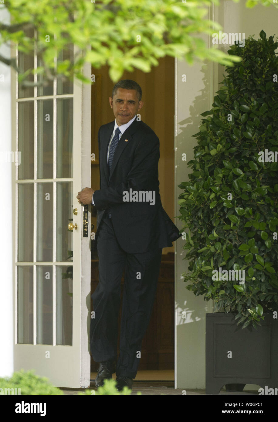 Le président des États-Unis, Barack Obama quitte le bureau ovale pendant qu'il marche à la cérémonie de signature de Jumpstart our Business Startups (travaux), Loi dans le jardin de roses à la Maison Blanche, à Washington, D.C. le 5 avril 2012. La Loi sur l'emploi comprend des initiatives visant à aider les petites entreprises et le démarrage de l'expansion et créer des emplois. UPI/Kevin Dietsch Banque D'Images