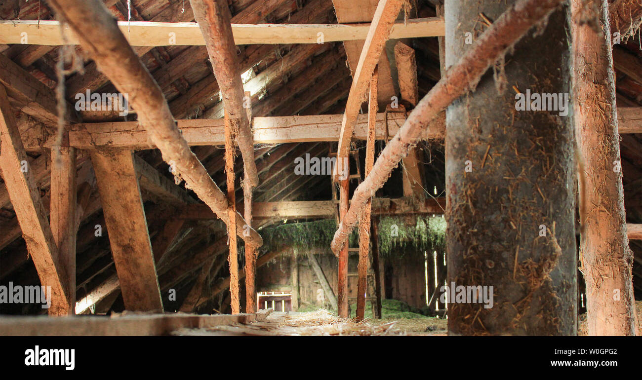 Ancienne grange en bois de l'intérieur, avec la lumière du soleil ne — free download