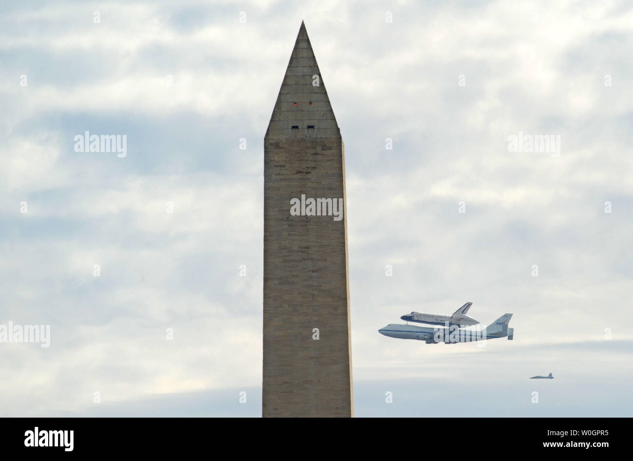 La navette spatiale Discovery de la NASA sur le porte-avions, une modification s'inclinant 747 mouches, passé le Washington Monument sur son chemin pour le Smithsonian National Air and Space Museum Virginia annexe pour son exposition permanente le 17 avril 2012 à Washington, DC. La navette a volé au-dessus de la capitale du pays à 1500 pieds offrant une vue magnifique pour les résidents et les touristes avant d'atterrir à l'Aéroport International de Dulles. UPI/Pat Benic Banque D'Images
