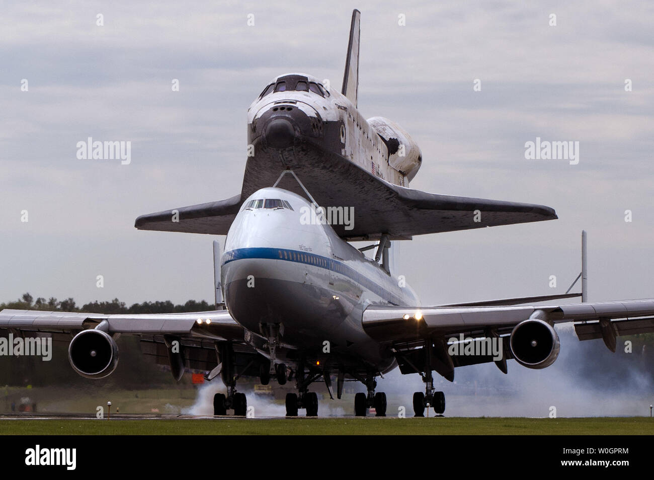 La navette spatiale Discovery de la NASA, au sommet d'équitation navette 747 avions de transport aérien, atterrit à l'Aéroport International de Dulles à Dulles, Virginie le 17 avril 2012. La découverte, qui s'est terminée sa dernière mission le 9 mars 2011, est soumis en permanence au Smithsonian National Air and Space Udvar-Hazy Center dans MuseumÕs Chantily, Virginie. UPI/Kevin Dietsch Banque D'Images