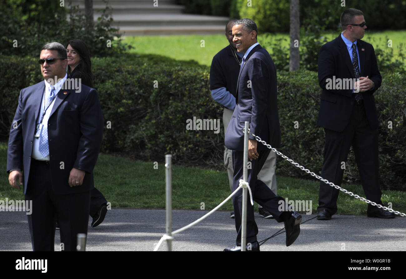 Le président américain Barack Obama (C) passe devant les membres de son protecteur US Secret Service détails que son départ d'un événement avec l'Université de l'Alabama Crimson Tide NCAA champions nationaux sur la pelouse Sud de la Maison Blanche, le 19 avril 2012, à Washington, DC. Les enquêtes se poursuivent dans le scandale du comportement du personnel de service secret avec des prostituées en Colombie, Amérique du Sud récemment. UPI/Mike Theiler Banque D'Images