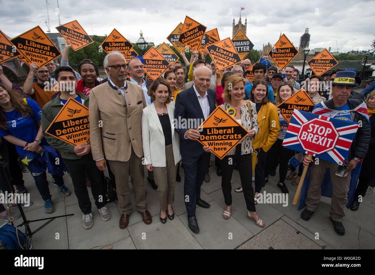 Vince Cable est rejoint par la partie trois nouveaux députés à Londres pour célébrer le meilleur résultat des élections européennes dans l'histoire du parti. Avec : Vince Cable, Irina von Wiese, Dinesh Dhamija, Luisa Porritt Où : London, Royaume-Uni Quand : 27 mai 2019 Credit : Wheatley/WENN Banque D'Images