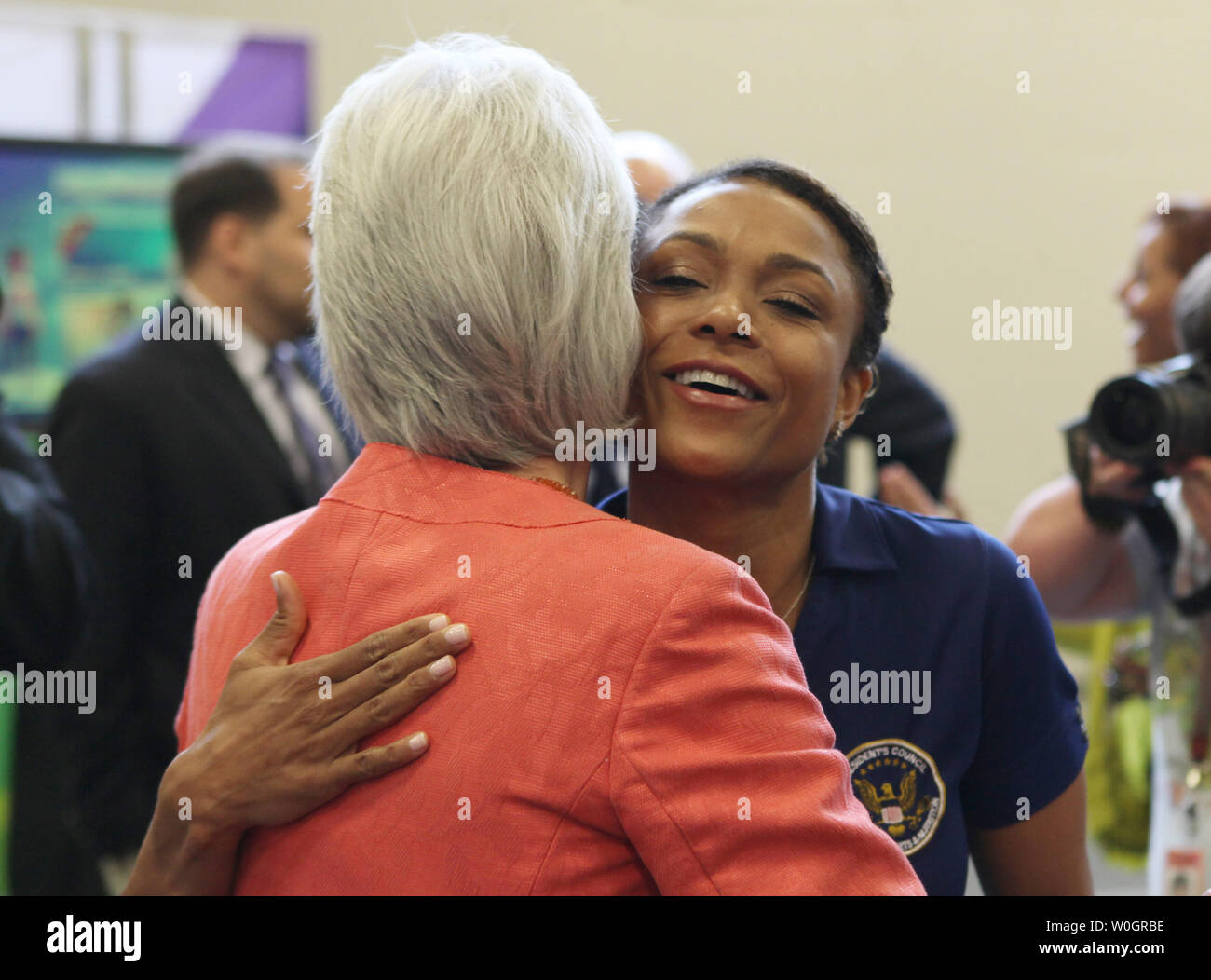 La santé et des Services Secrétaire Kathleen Sebelius hugs gymnaste olympique Dominique Dawes lors du Conseil du Président sur la condition physique, la nutrition et sports de démonstration du jeu vidéo actif avec les étudiants de l'éducation Campus Walker Jones à Washington DC le 30 avril 2012. UPI/Molly Riley Banque D'Images