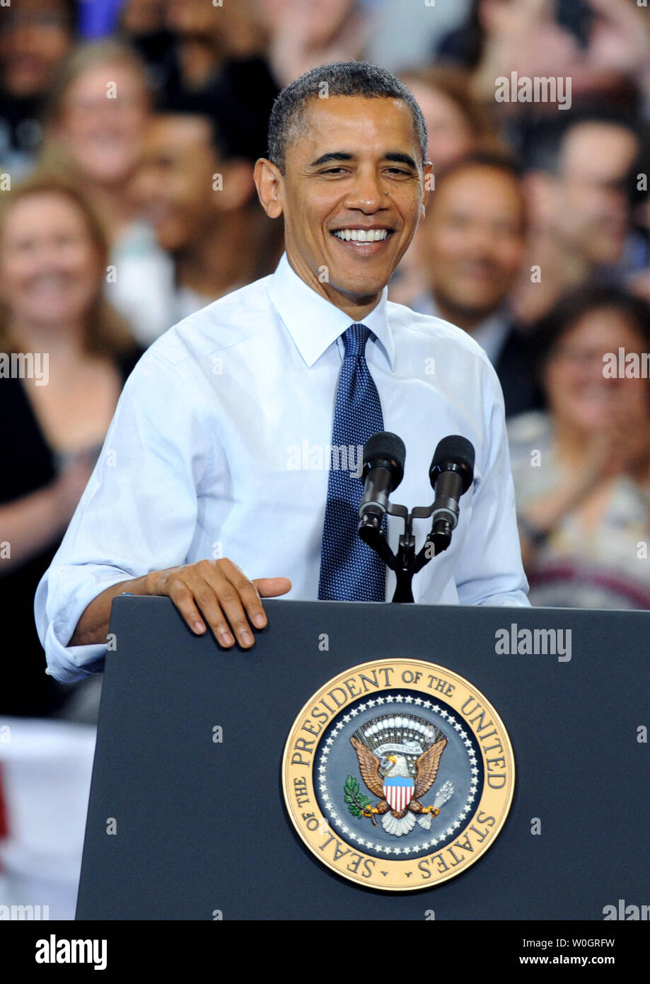 Le président des États-Unis, Barack Obama, sourire alors qu'il examine la nécessité pour l'enseignement supérieur et l'importance de bas taux d'intérêt des prêts collège à Washington-Lee High School d'Arlington, Virginie, sur Mary 4, 2012. Le taux d'intérêt sur les prêts étudiants doublera le 1er juillet, si le congrès n'agit pas. UPI/Pat Benic Banque D'Images