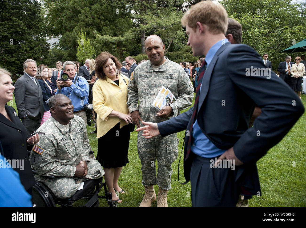 Le prince Harry accueille les soldats blessés américains au cours d'une réception à la résidence des Ambassadeurs britannique à Washington, D.C. le 7 mai 2012. UPI/Kevin Dietsch Banque D'Images