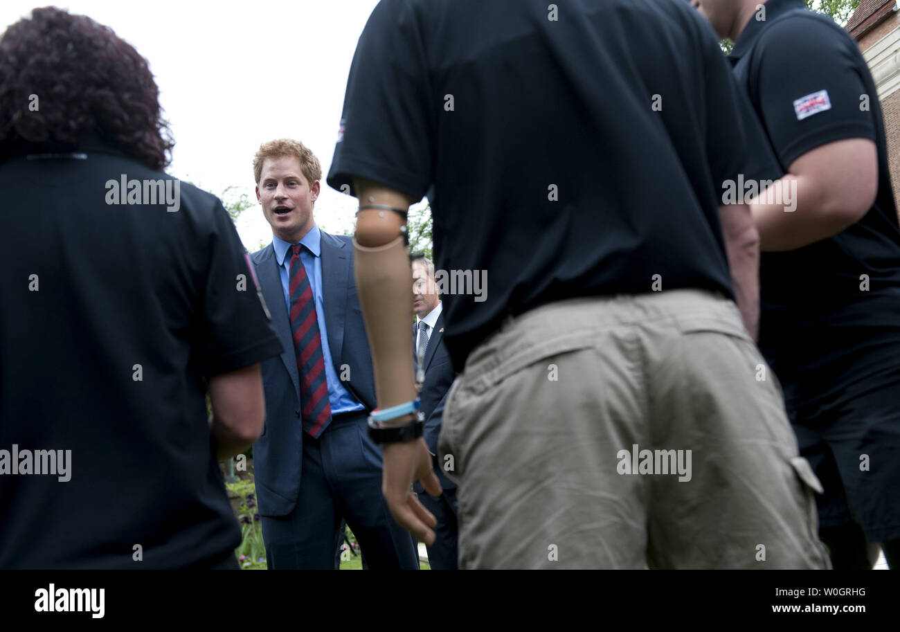 Le prince Harry accueille les soldats blessés britanniques au cours d'une réception à la résidence des Ambassadeurs britannique à Washington, D.C. le 7 mai 2012. UPI/Kevin Dietsch Banque D'Images