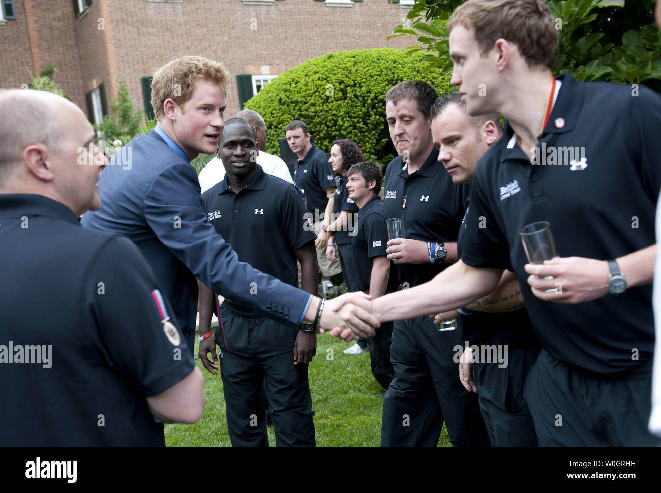 Le prince Harry accueille les soldats blessés britanniques au cours d'une réception à la résidence des Ambassadeurs britannique à Washington, D.C. le 7 mai 2012. UPI/Kevin Dietsch Banque D'Images