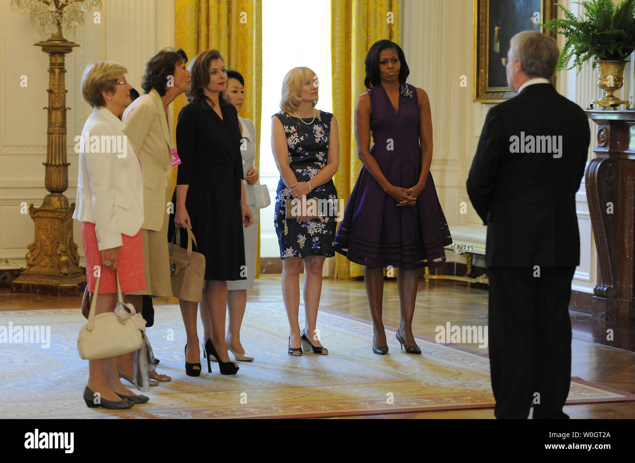 Première Dame Michelle Obama (2e,R) écoute, conservateur de la Maison Blanche Bill Allman raconte une tournée pour les conjoints des dirigeants du G-8 à la Maison Blanche, le 19 mai 2012 à Washington, DC, alors que les leaders sont la tenue de réunions à Camp David (Maryland). (L-R) Geertrui Windels van Rompuy (UE), Valerie Trierweiler, traducteur non identifiés (France), Hitomi Noda (Japon) et Laureen Harper (Canada). (Photo d'UPI/Mike Theiler) Banque D'Images