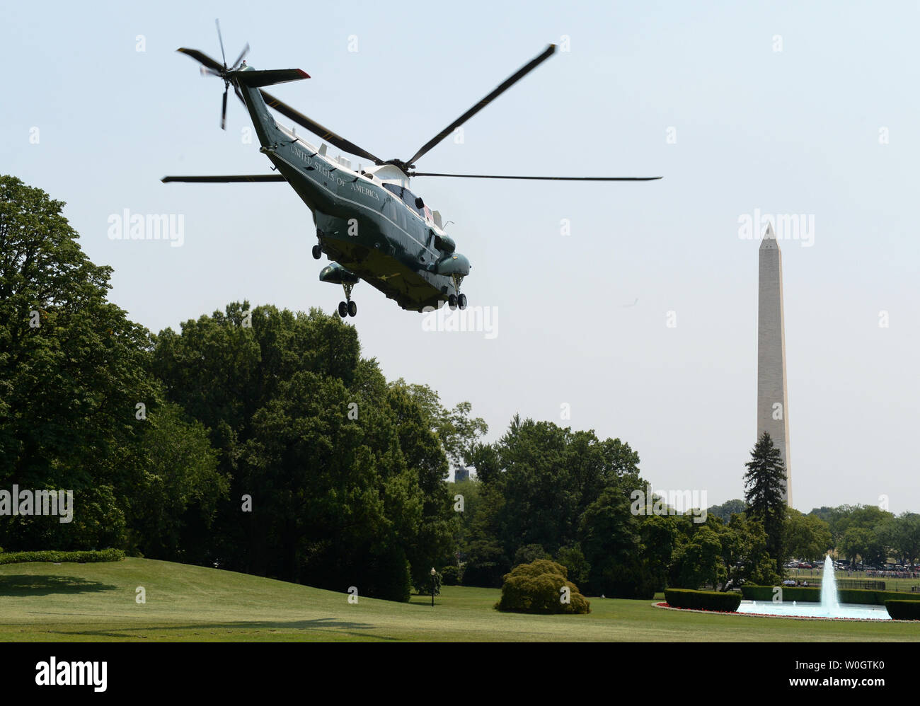 Le président Barack Obama s'écarte sur un hélicoptère de la pelouse Sud de la Maison Blanche pour un court trajet de Walter Reed Medical Center à Washington, le jeudi 28 juin 2012. Le Washington Monument est à droite. Plus tôt dans la journée, la Cour suprême a statué en faveur de ses soins de santé parrainés par la législation. UPI/Pat Benic Banque D'Images