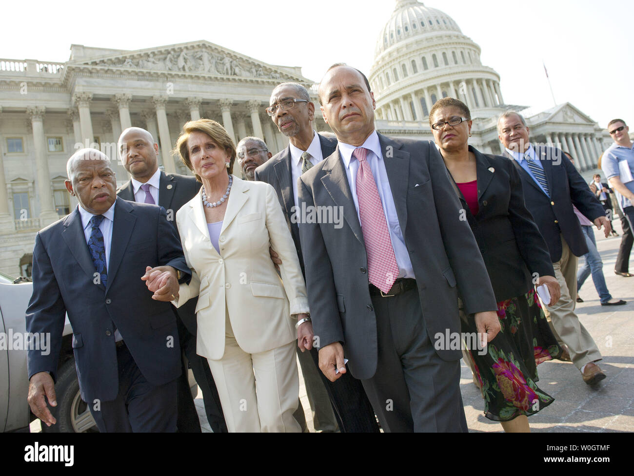 Chef de la minorité de la Chambre Nancy Pelosi (D-CA) (L), Chambre Whip minoritaire James Clyburn, Congressional Black Caucus Chef Emanuel Cleaver (D-MO), Rép. Luis Gutierrez (D-IL) et d'autres démocrates de la Chambre des représentants à sortir de la chambre Les chambres au cours d'un vote de mépris pour Procureur général américain Eric Holder, sur la colline du Capitole à Washington, D.C. le 28 juin 2012. UPI/Kevin Dietsch Banque D'Images