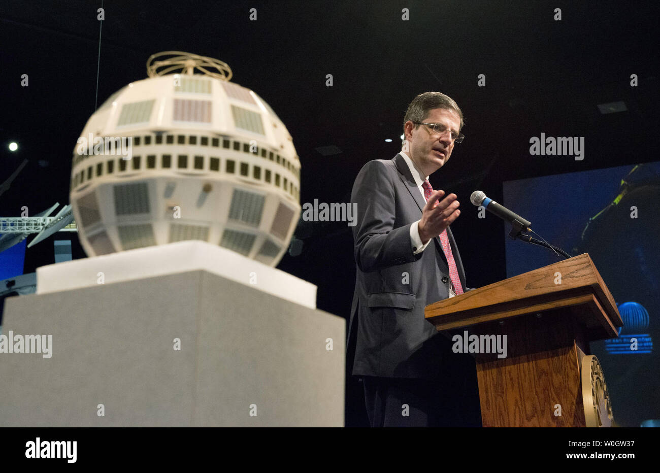 L'Ambassadeur de France aux Etats-Unis François Delattre participe à un colloque pour célébrer le 50e anniversaire de la communications satellite Telstar et la naissance des télécommunications mondiales, au National Air and Space Museum de Washington, D.C. le 12 juillet 2012. Telstar 1 lancé le 10 juillet 1962 a été le premier satellite de communication. UPI/Kevin Dietsch Banque D'Images