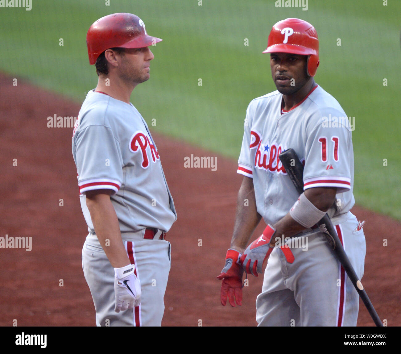 Phillies de Philadelphie Chase Utley et Jimmy Rollins parler avant leur match contre les Nationals de Washington au Championnat National Park de Washington, D.C. le 2 août 2012. UPI/Kevin Dietsch Banque D'Images