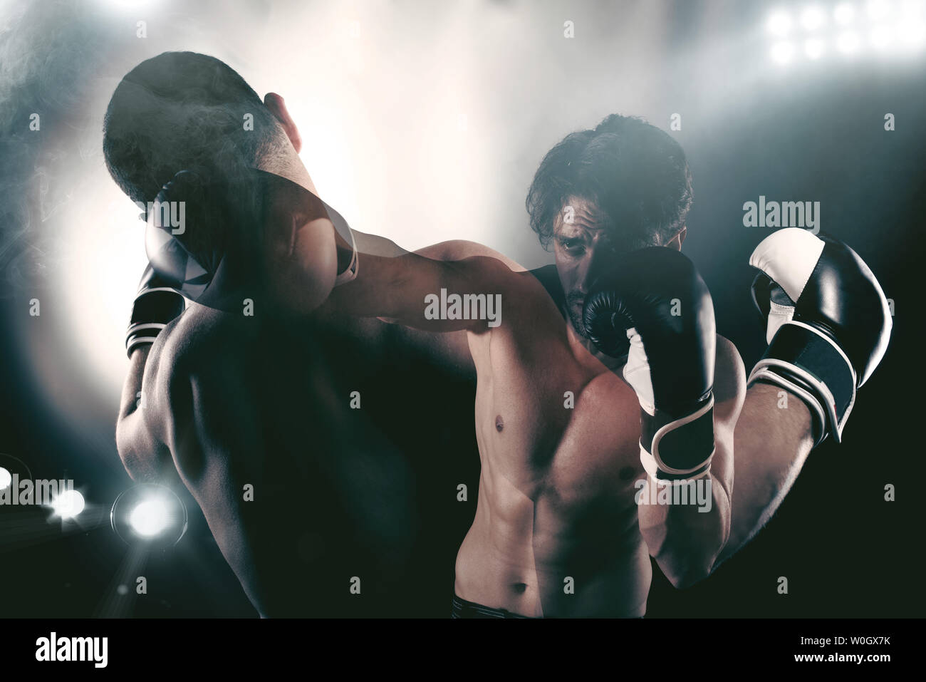 Boxer dans une compétition bat son adversaire boxe Banque D'Images