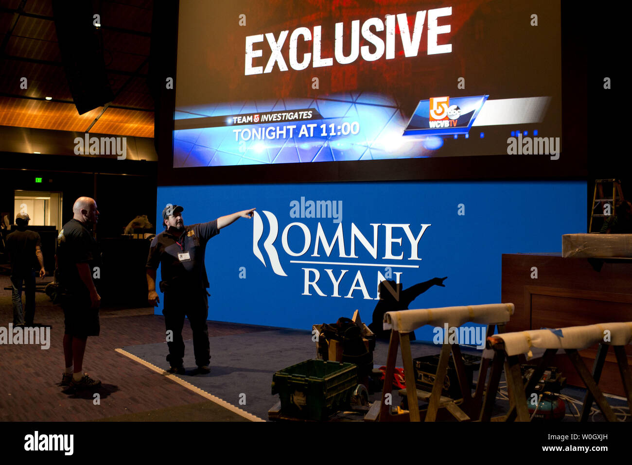 C'est pourquoi les travailleurs de la construction de la nuit de l'élection de Mitt Romney à l'étape de rallye Boston Convention and Exhibition Center de Boston, 4 novembre 2012. Le mardi 6 novembre, les Américains se rendront aux urnes pour élire le prochain président des États-Unis. UPI/Kevin Dietsch Banque D'Images