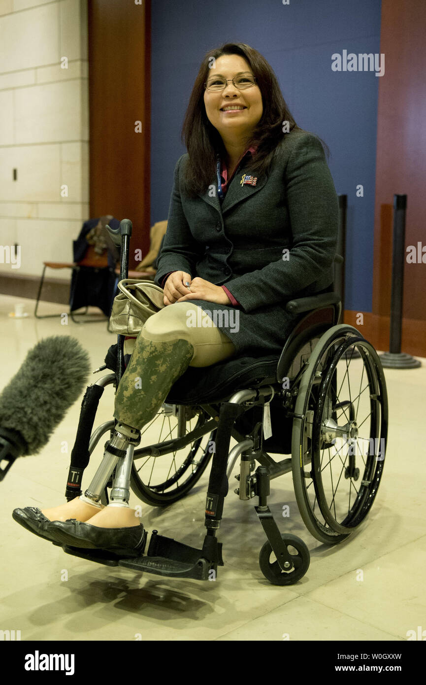 Tammy Duckworth représentant élu (D-IL) parle aux médias qu'elle assiste à un nouveau représentant d'orientation sur la colline du Capitole à Washington le 14 novembre 2012. UPI/Kevin Dietsch Banque D'Images