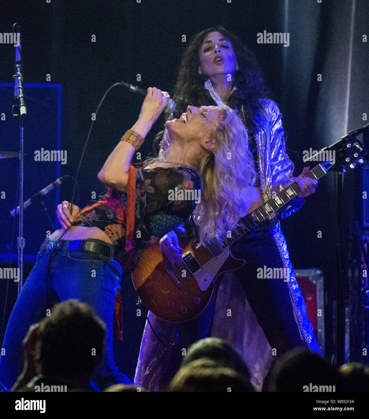 Chanteur Shannon Conley de Lez Zeppelin belts out un Led Zeppelin musique assistée par le guitariste Steph Paynes pendant une performance de l'ensemble-girl Lez Zeppelin bande à l'État Theatre à Falls Church, Virginie le 17 novembre 2012. Pas vu le guitariste de base sont Megan Thomas et le batteur Leesa Harrington-Squyres. Led Zeppelin le film "Jour de fête" est sorti le Blu-ray et d'autres accueil formats le 19 novembre 2012, alors que leur vie sur la musique live avec des groupes populaires comme Lez Zeppelin dans bars et théâtres à travers l'Amérique. UPI/Pat Benic Banque D'Images